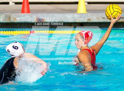 Thumbnail 2 in Carlsbad vs Mater Dei (Bill Barnett Holiday Cup) photogallery.