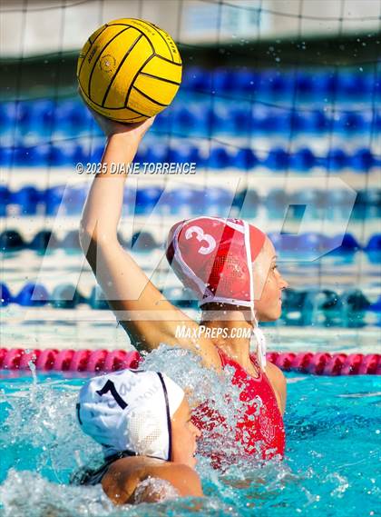 Thumbnail 3 in Carlsbad vs Mater Dei (Bill Barnett Holiday Cup) photogallery.