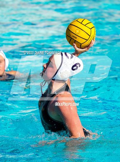 Thumbnail 2 in Carlsbad vs Mater Dei (Bill Barnett Holiday Cup) photogallery.