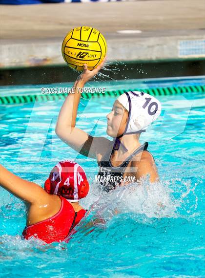 Thumbnail 1 in Carlsbad vs Mater Dei (Bill Barnett Holiday Cup) photogallery.