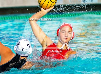 Thumbnail 2 in Carlsbad vs Mater Dei (Bill Barnett Holiday Cup) photogallery.