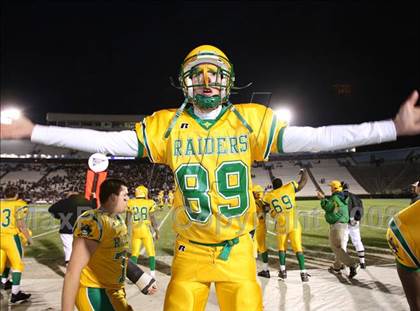 Thumbnail 1 in Britt vs. Richmond (NCHSAA 4-AA Football Final) photogallery.