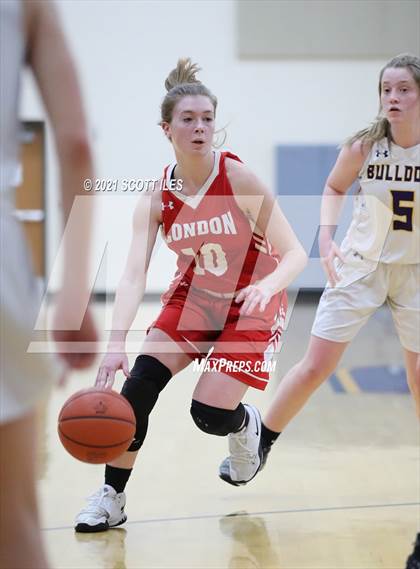 Thumbnail 1 in London vs Bloom-Carroll (OHSAA D2 Sectional Playoff) photogallery.
