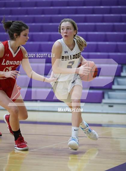 Thumbnail 1 in London vs Bloom-Carroll (OHSAA D2 Sectional Playoff) photogallery.
