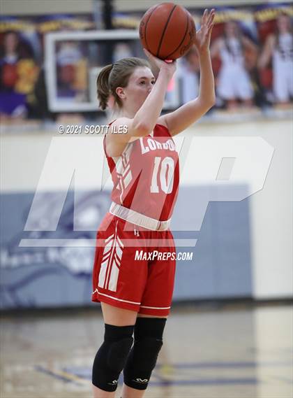 Thumbnail 1 in London vs Bloom-Carroll (OHSAA D2 Sectional Playoff) photogallery.