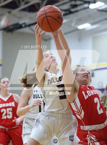 Thumbnail 1 in London vs Bloom-Carroll (OHSAA D2 Sectional Playoff) photogallery.