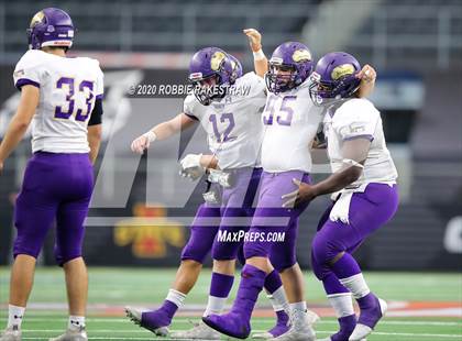 Thumbnail 3 in Post vs. Shiner (UIL 2A Division 1 State Final) photogallery.