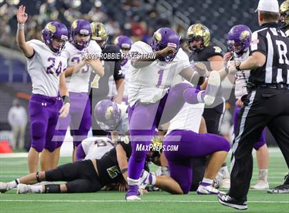 Thumbnail 2 in Post vs. Shiner (UIL 2A Division 1 State Final) photogallery.