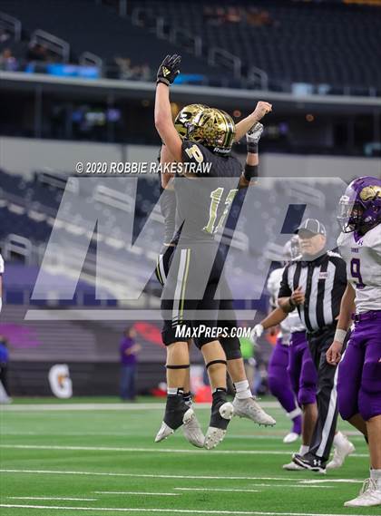 Thumbnail 3 in Post vs. Shiner (UIL 2A Division 1 State Final) photogallery.