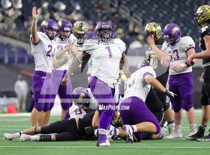 Thumbnail 1 in Post vs. Shiner (UIL 2A Division 1 State Final) photogallery.