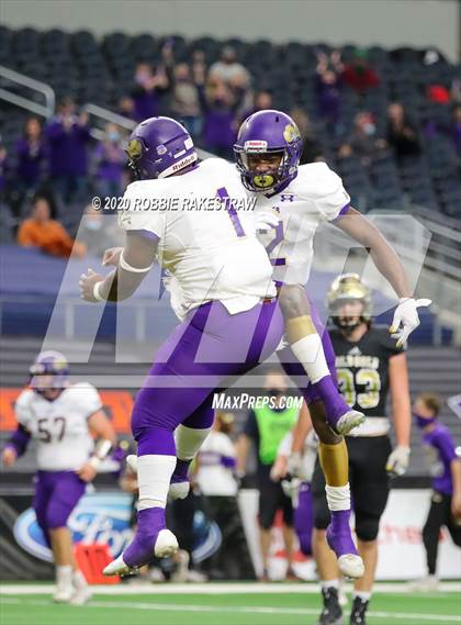 Thumbnail 3 in Post vs. Shiner (UIL 2A Division 1 State Final) photogallery.