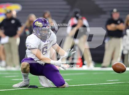 Thumbnail 2 in Post vs. Shiner (UIL 2A Division 1 State Final) photogallery.