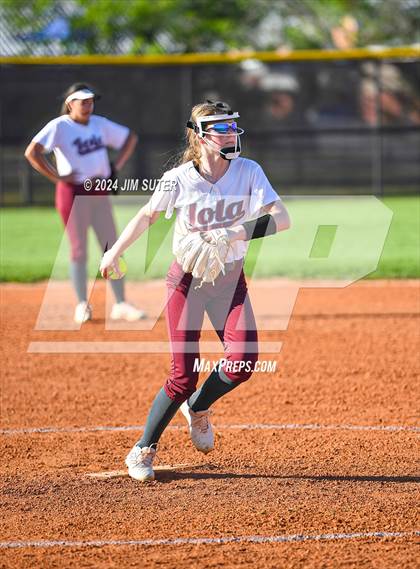 Thumbnail 2 in Iola vs Somerville photogallery.