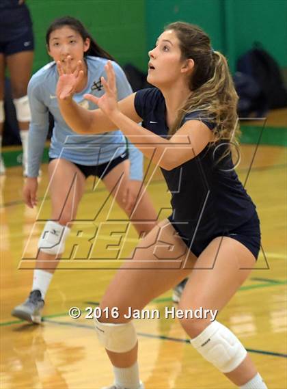 Thumbnail 2 in Flintridge Sacred Heart vs. Valley Christian (Durango Fall Classic) photogallery.