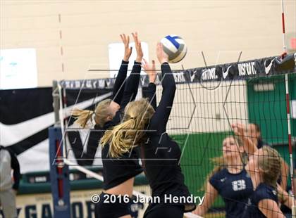 Thumbnail 2 in Flintridge Sacred Heart vs. Valley Christian (Durango Fall Classic) photogallery.