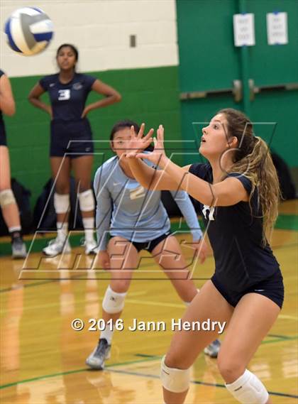 Thumbnail 3 in Flintridge Sacred Heart vs. Valley Christian (Durango Fall Classic) photogallery.