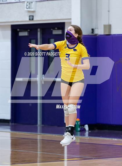 Thumbnail 3 in Blue Springs vs. Lee's Summit West photogallery.
