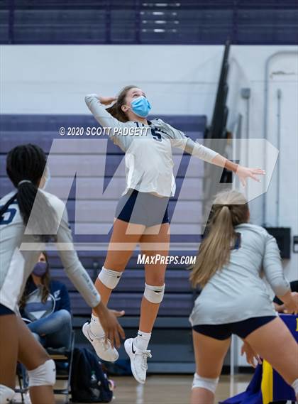 Thumbnail 1 in Blue Springs vs. Lee's Summit West photogallery.