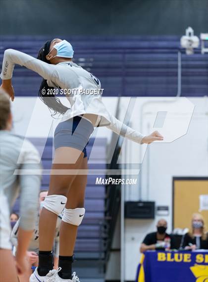 Thumbnail 2 in Blue Springs vs. Lee's Summit West photogallery.