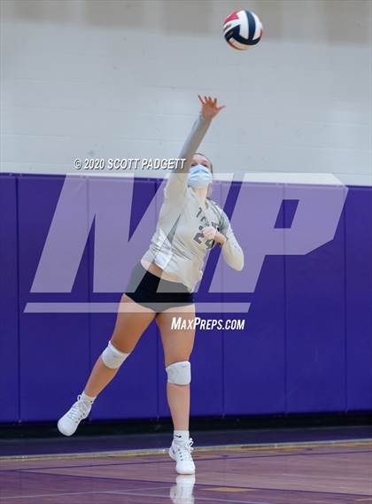 Thumbnail 3 in Blue Springs vs. Lee's Summit West photogallery.