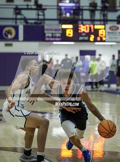 Thumbnail 2 in Quincy vs. Althoff Catholic (Prairie Farma Holiday Classic) photogallery.