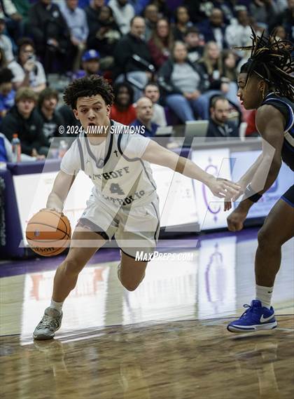 Thumbnail 2 in Quincy vs. Althoff Catholic (Prairie Farma Holiday Classic) photogallery.