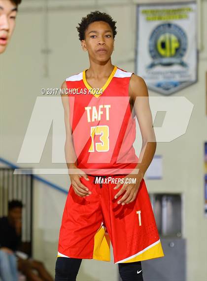 Thumbnail 2 in Oak Park vs. Taft (War on Floor) photogallery.