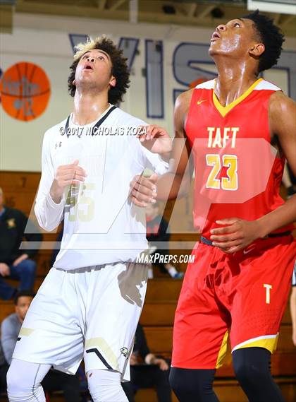 Thumbnail 3 in Oak Park vs. Taft (War on Floor) photogallery.