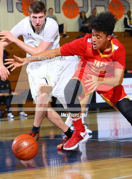 Thumbnail 3 in Oak Park vs. Taft (War on Floor) photogallery.