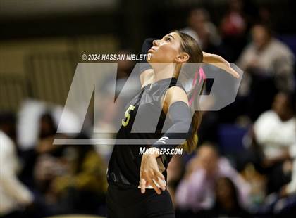 Thumbnail 2 in Jefferson vs. Calhoun (GHSA 3A State Finals) photogallery.