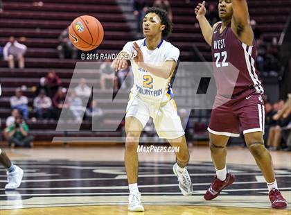 Thumbnail 3 in Belleville West vs Shadow Mountain (Bass Pro Shop Tournament of Champions) photogallery.