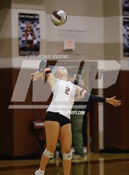 Thumbnail 1 in Hardin-Jefferson vs Bridge City (UIL Volleyball 4A Division II Area Playoff) photogallery.