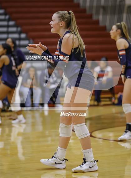 Thumbnail 2 in Hardin-Jefferson vs Bridge City (UIL Volleyball 4A Division II Area Playoff) photogallery.