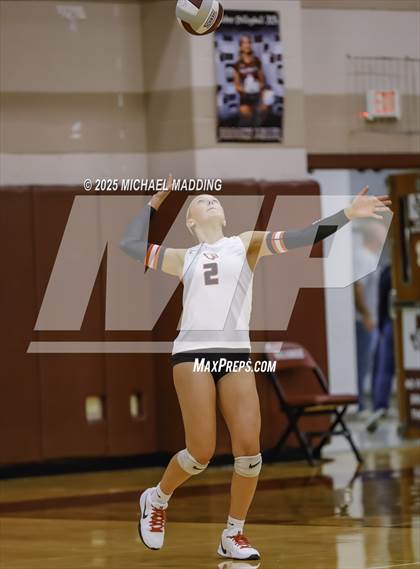 Thumbnail 2 in Hardin-Jefferson vs Bridge City (UIL Volleyball 4A Division II Area Playoff) photogallery.