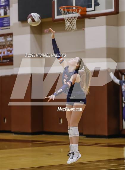 Thumbnail 2 in Hardin-Jefferson vs Bridge City (UIL Volleyball 4A Division II Area Playoff) photogallery.