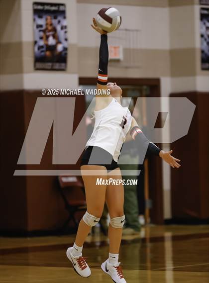 Thumbnail 2 in Hardin-Jefferson vs Bridge City (UIL Volleyball 4A Division II Area Playoff) photogallery.