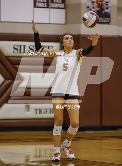 Thumbnail 2 in Hardin-Jefferson vs Bridge City (UIL Volleyball 4A Division II Area Playoff) photogallery.