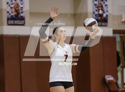 Thumbnail 2 in Hardin-Jefferson vs Bridge City (UIL Volleyball 4A Division II Area Playoff) photogallery.