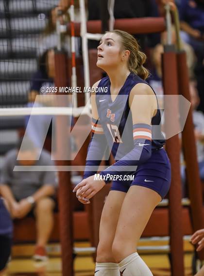 Thumbnail 2 in Hardin-Jefferson vs Bridge City (UIL Volleyball 4A Division II Area Playoff) photogallery.