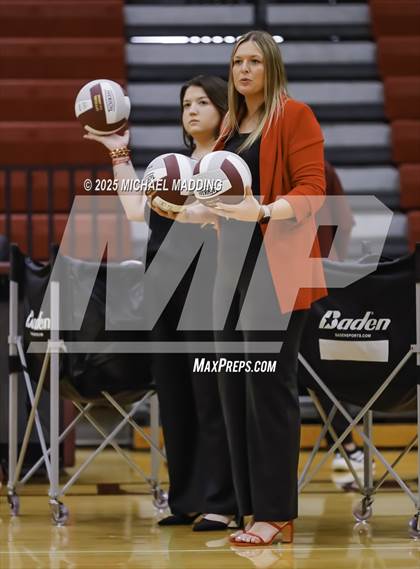 Thumbnail 1 in Hardin-Jefferson vs Bridge City (UIL Volleyball 4A Division II Area Playoff) photogallery.