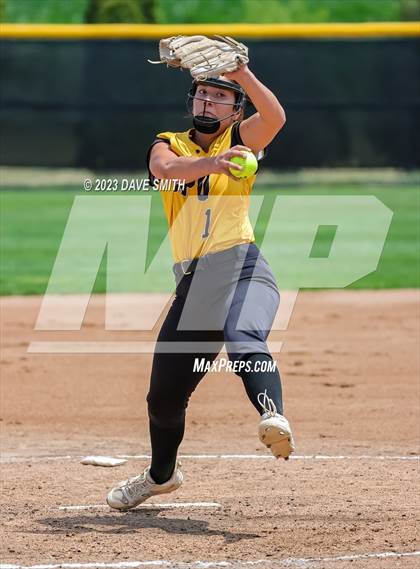 Thumbnail 1 in Center Point-Urbana vs Linn-Mar (Linn-Mar/Alburnett Invitational) photogallery.