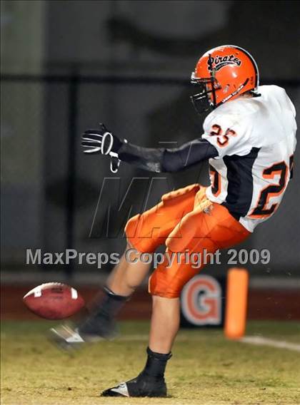 Thumbnail 3 in Santa Ynez @ Oaks Christian (CIF SS Northwest Division Playoffs) photogallery.