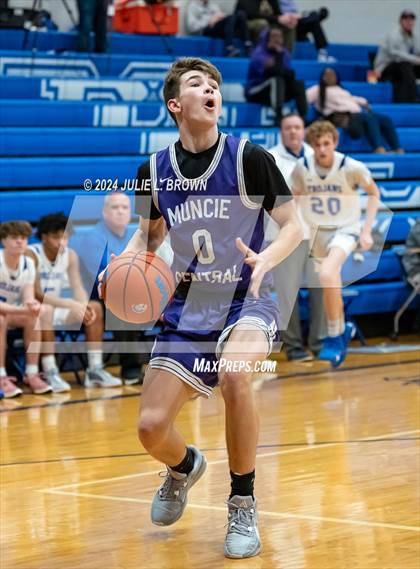 Thumbnail 3 in Muncie Central @ Indianapolis  Bishop Chatard photogallery.