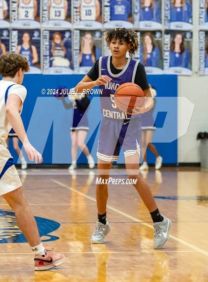 Thumbnail 3 in Muncie Central @ Indianapolis  Bishop Chatard photogallery.