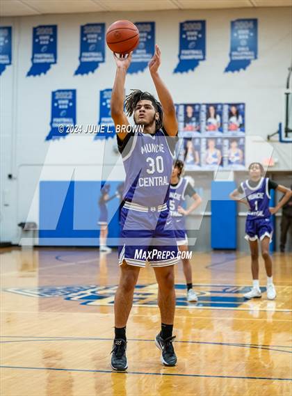 Thumbnail 2 in Muncie Central @ Indianapolis  Bishop Chatard photogallery.