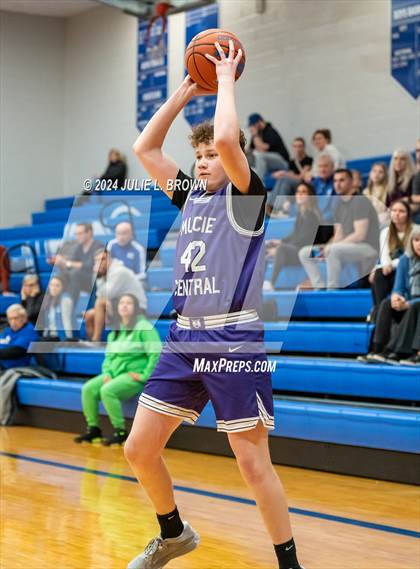 Thumbnail 2 in Muncie Central @ Indianapolis  Bishop Chatard photogallery.
