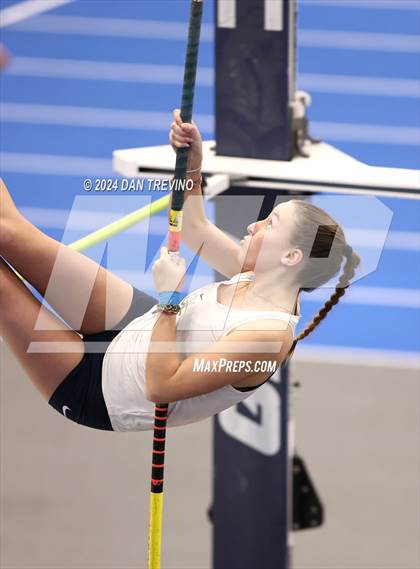 Thumbnail 2 in Beach District Pole Vault (Meet #3) photogallery.