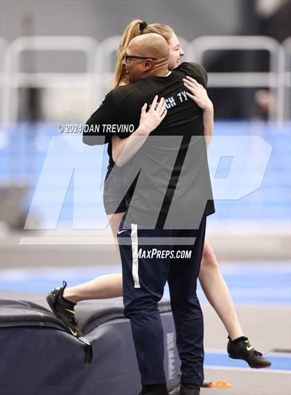 Thumbnail 1 in Beach District Pole Vault (Meet #3) photogallery.