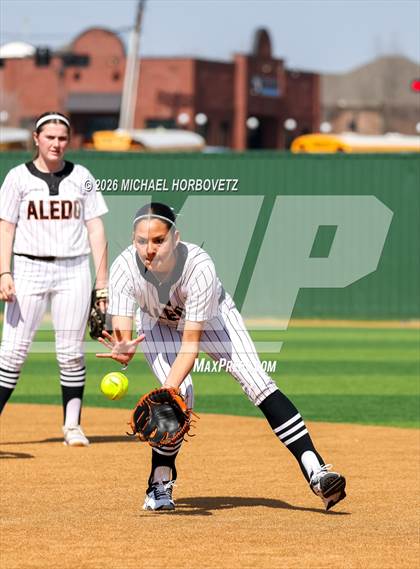 Thumbnail 3 in Melissa vs Aledo photogallery.