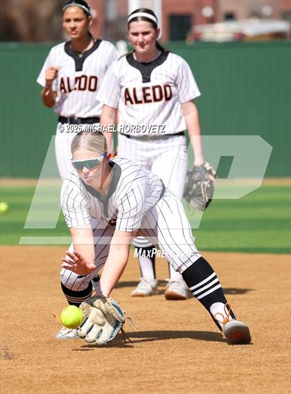 Thumbnail 3 in Melissa vs Aledo photogallery.